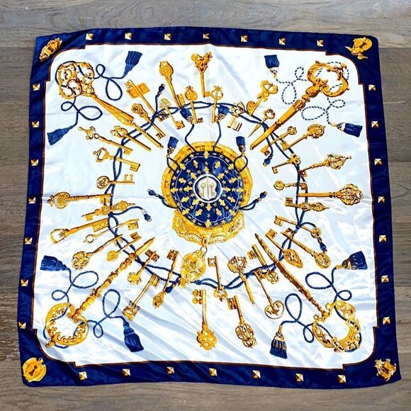Accessories - Silky scarf with key printed all over